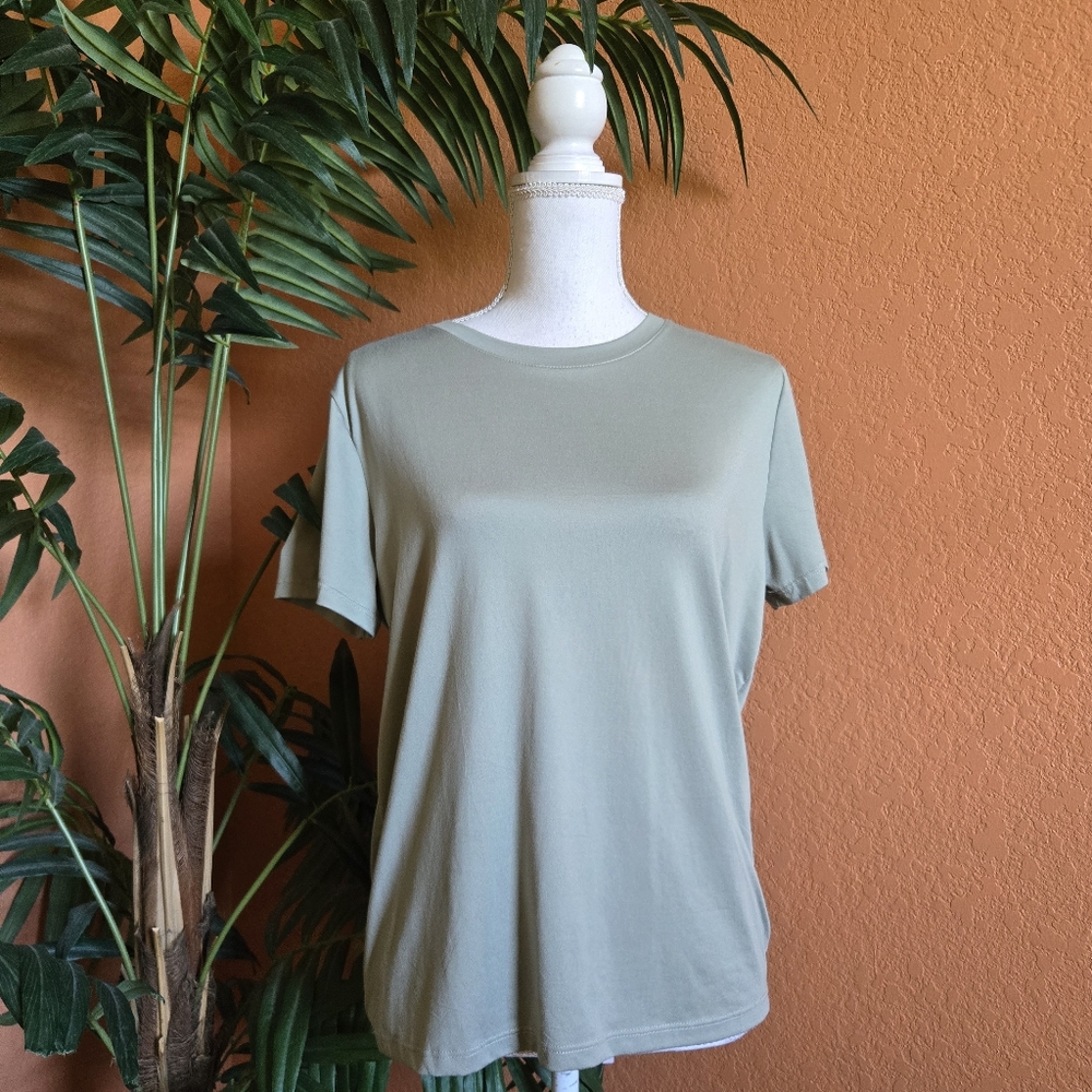 3/$25 Uinke Basic Tee Shirt Medium Sage Green SPF Quick Dry